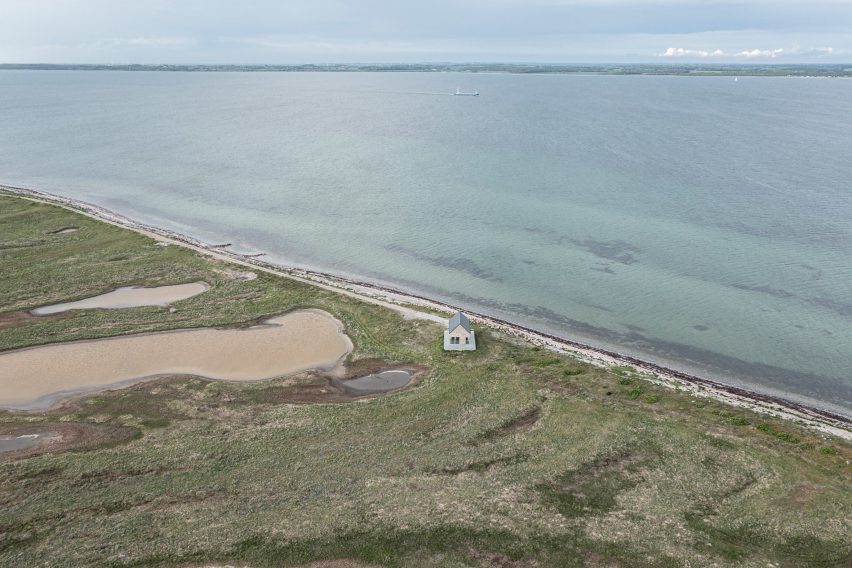 Aerial view of Danish summerhouse by GinnerupArkitekter