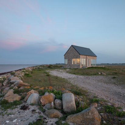 Exterior of Danish summerhouse by GinnerupArkitekter
