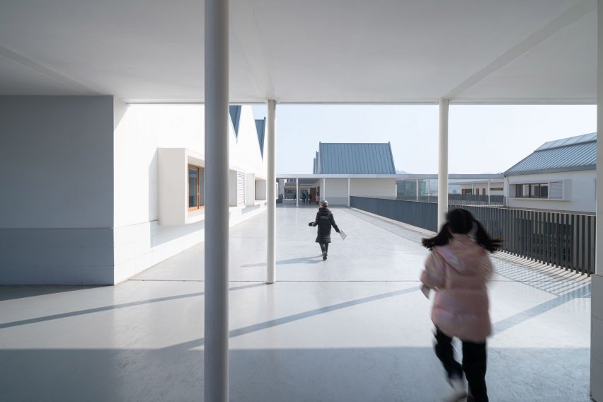 Quing Yi Jiang Road Elementary School by Trace Architecture Office