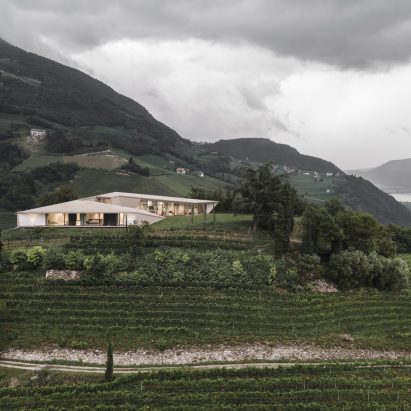The outside of a contemporary building designed by Peter Pichler Architecture
