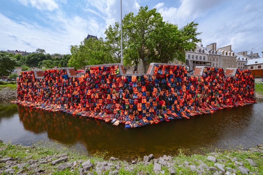 Life jacket installation in Quebec City