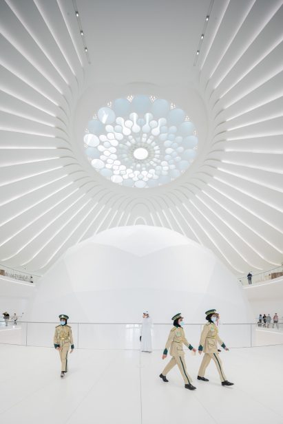 Amazones in White Heaven by Contents