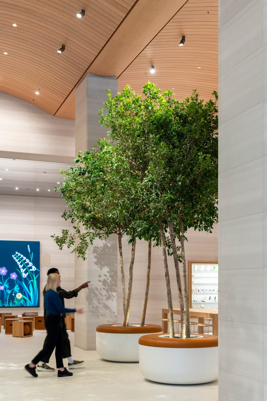 Apple Brompton Road in Knightsbridge, London, by Foster + Partners