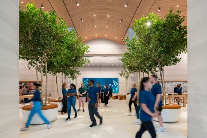 Stone columns at Apple Brompton Road