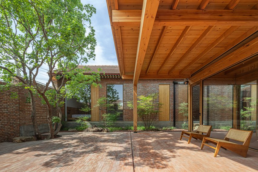 Exterior of Mixed House by Arch Studio
