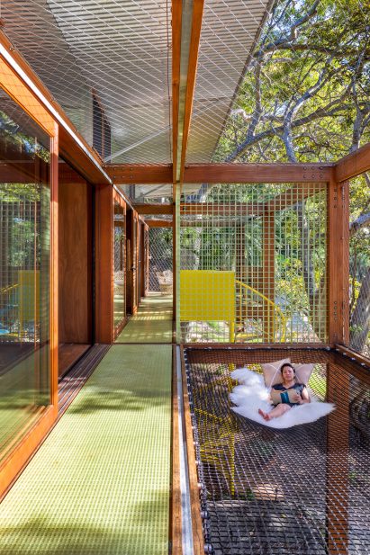 Terrace with net flooring