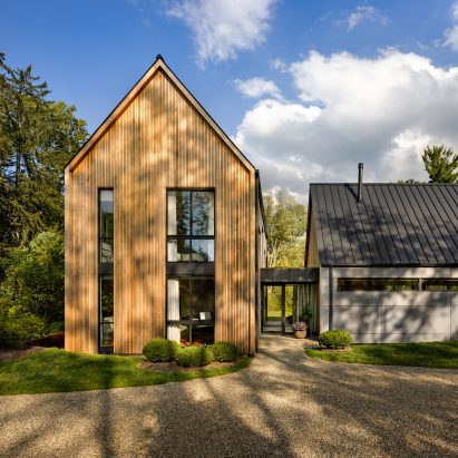 Gabled volume lined with wood