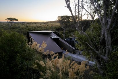 Cranked exterior of Coast House in New Zealand