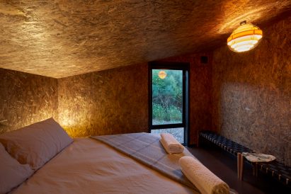 Bedroom with walls of exposed SIPs