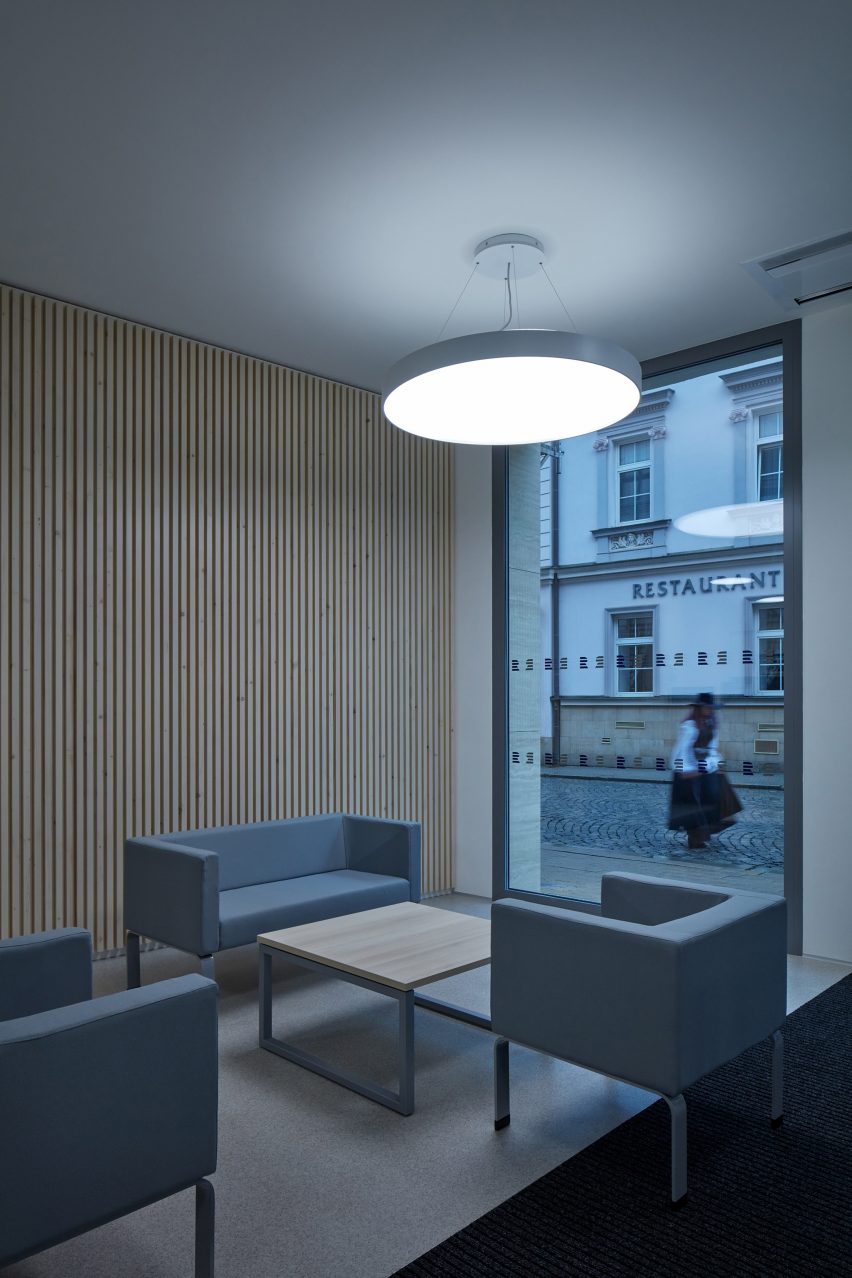 Photograph showing neutral-coloured meeting space
