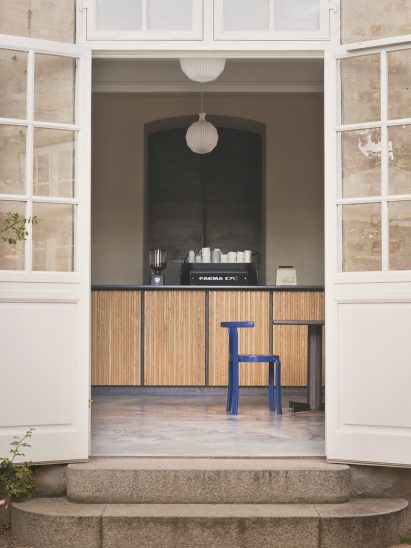 View of Designmuseum cafe from the outside
