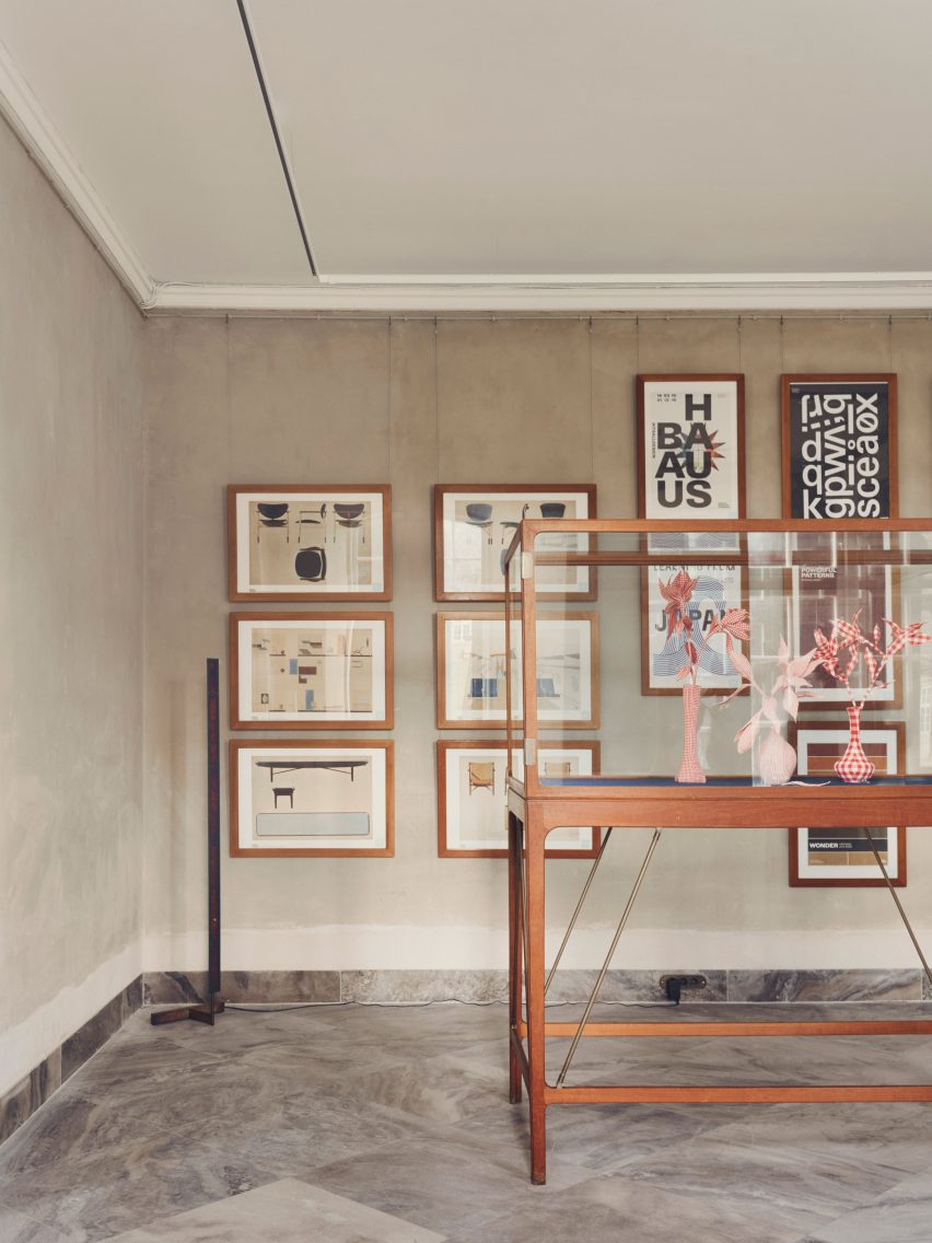 Glass cabinet and picture wall at Designmuseum Denmark