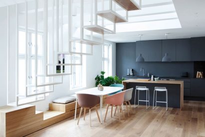 Floating steel staircase