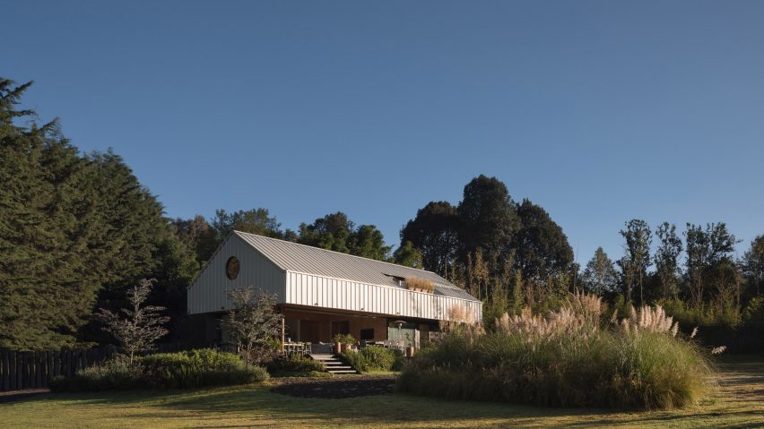 Estudio Atemporal tops Mexican holiday home with oversized gabled roof