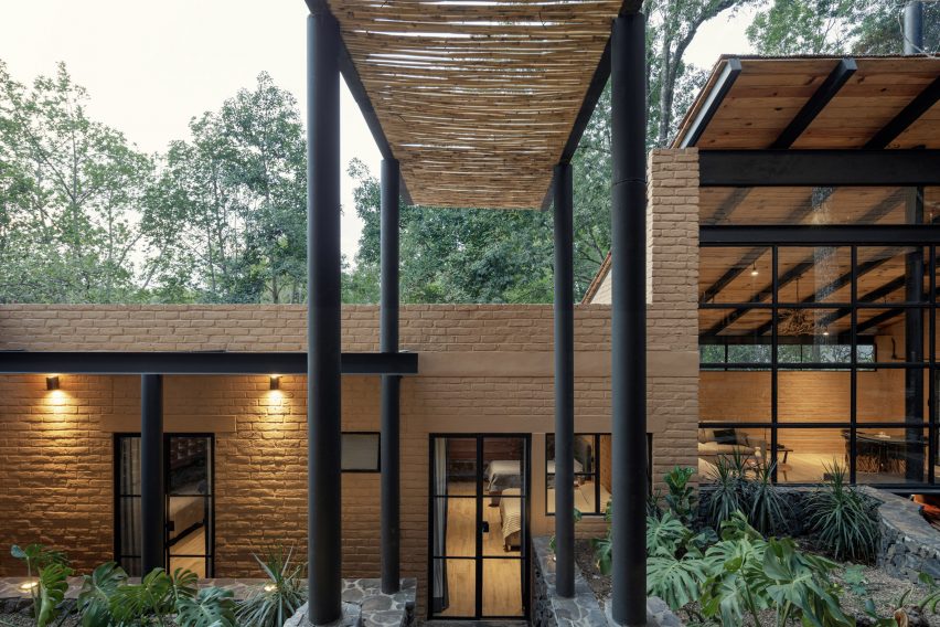 Casa Patio by Herchell Arquitectos