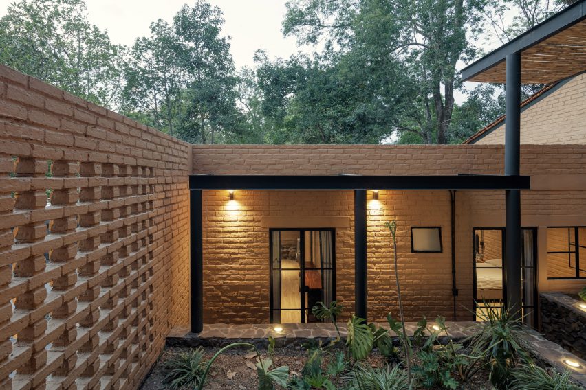 Casa Patio by Herchell Arquitectos