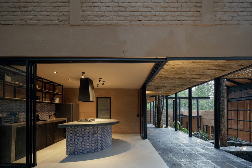 Casa Patio by Herchell Arquitectos