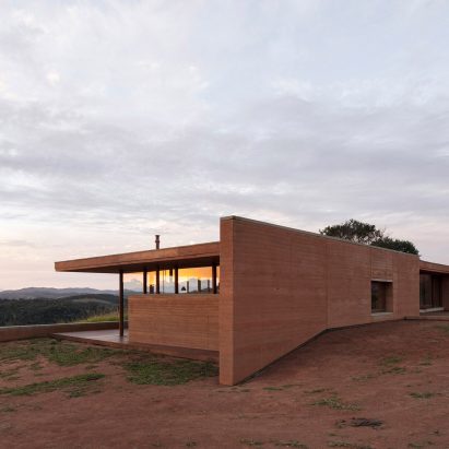 House in Cunha with rammed earth walls in desert-like setting