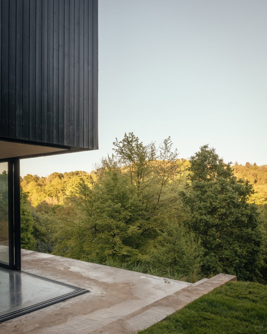 Exterior of Hampshire house extension by Invisible Studio
