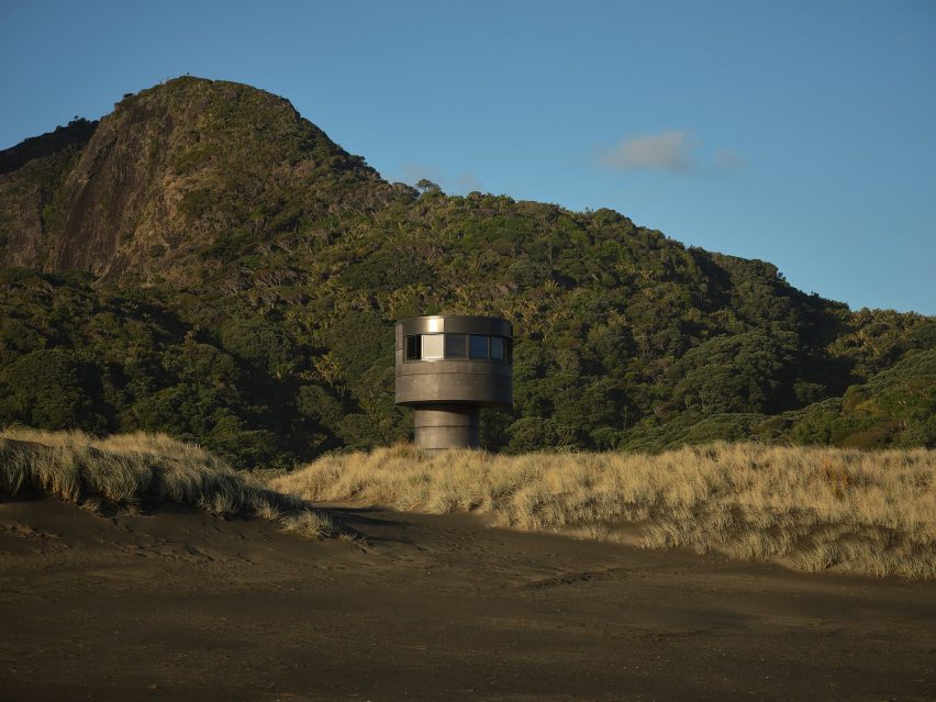 Exterior of Te Pae lifeguard tower by Crosson Architects