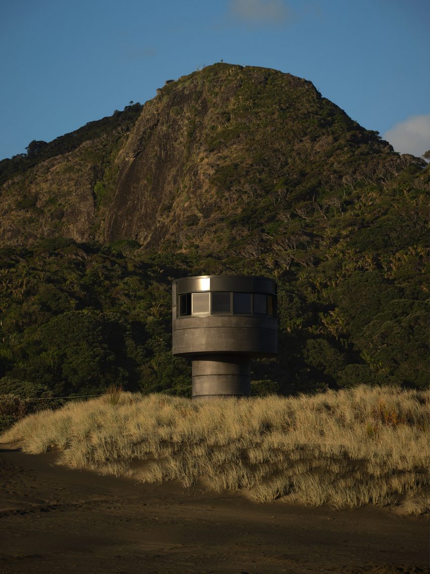 Exterior of Te Pae lifeguard tower by Crosson Architects