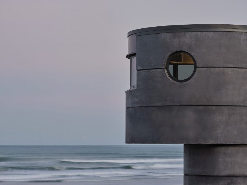 Exterior of Te Pae lifeguard tower by Crosson Architects