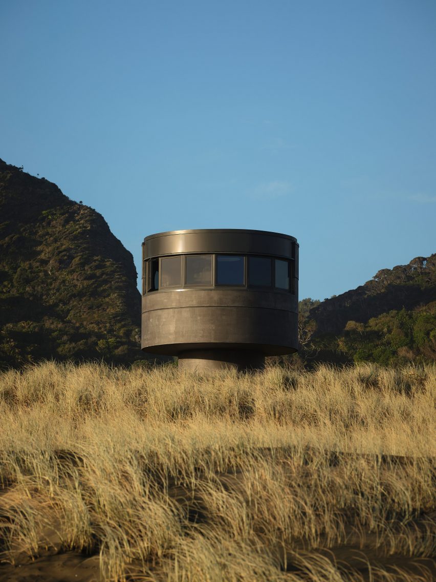 Exterior of Te Pae lifeguard tower by Crosson Architects