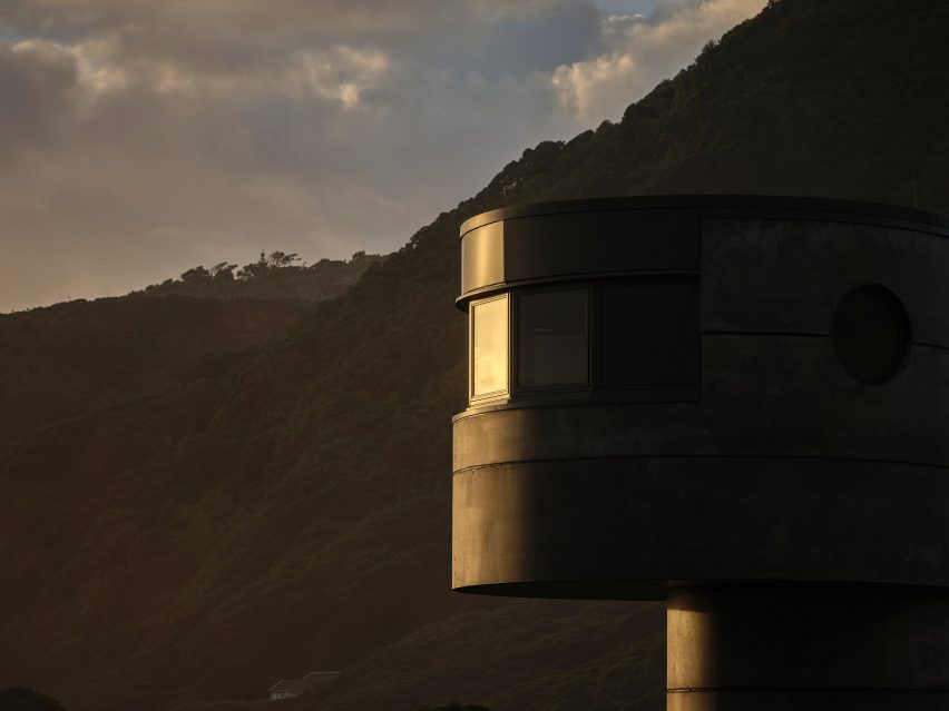 Exterior of Te Pae lifeguard tower by Crosson Architects