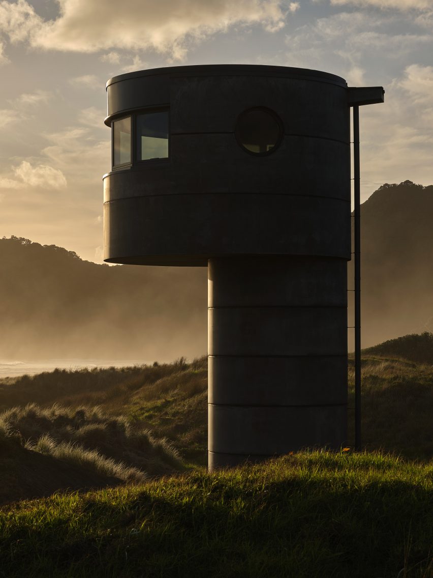 Exterior of Te Pae lifeguard tower by Crosson Architects