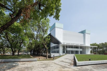 Exterior image of the entrance to the Pingtung Public Library
