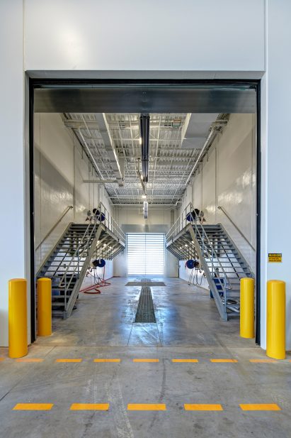 Machine washing bay