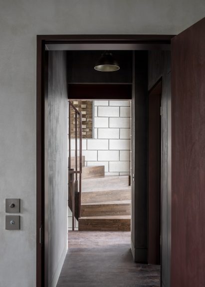 Hallway with aubergine-coloured joinery by Parti