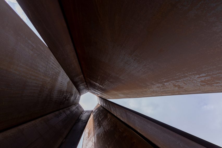 Qatar outdoor artworks shot by Iwan Baan