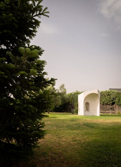 A white memorial by Ramos Alderete in a garden
