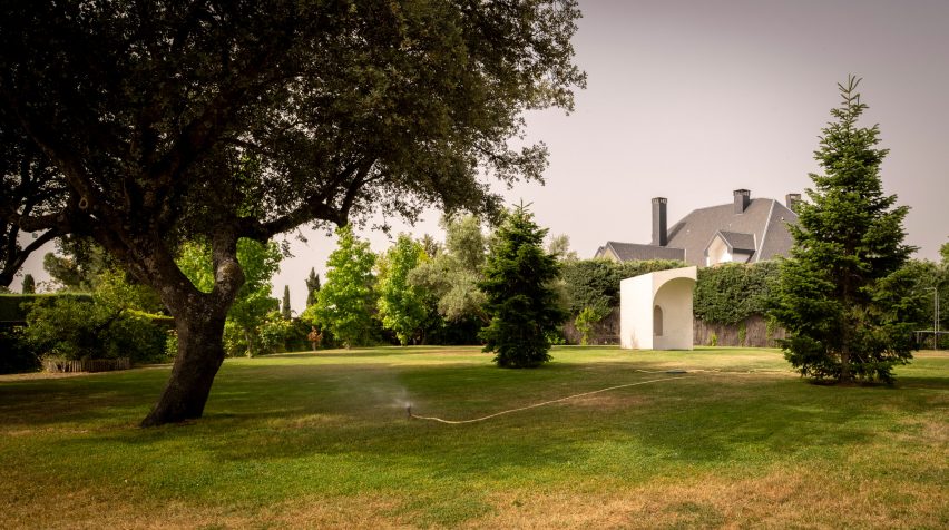 The La Ermita de Lola memorial in Spain by Ramos Alderete