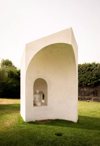 Concave exterior of the La Ermita de Lola memorial
