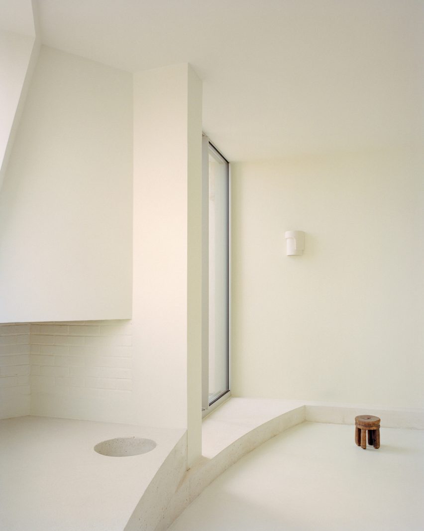 Skewed apartment by Clément Lesnoff-Rocard Architect celebrates "edges"