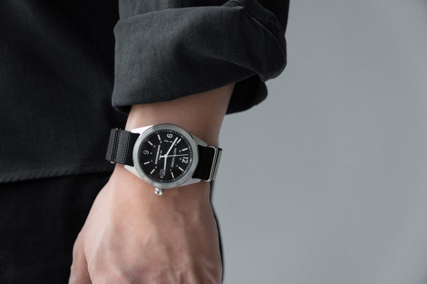 Solution 01 watch in black