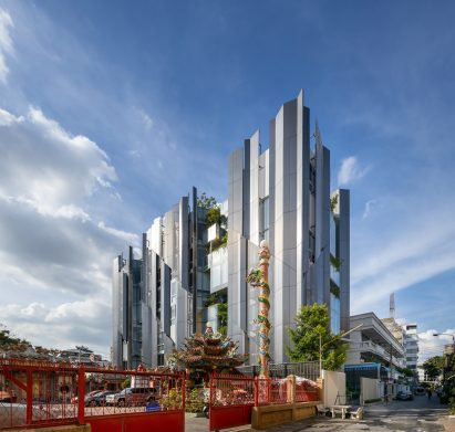 Metal-clad building behind Lao Pueng Thao Kong shrine