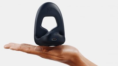 A Tenuto 2 vibrator held in a hand
