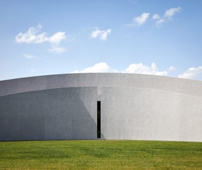 Curved concrete facade