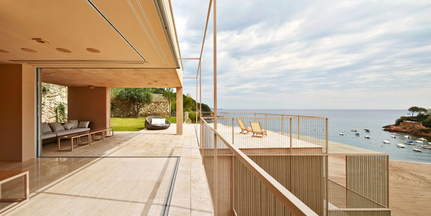 Vitrosca Sliding doors and Open angle at Casa Bastida by Bosch Capdeferro Arquitectes