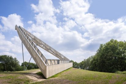 Wood and steel staircase by Architectuur Maken