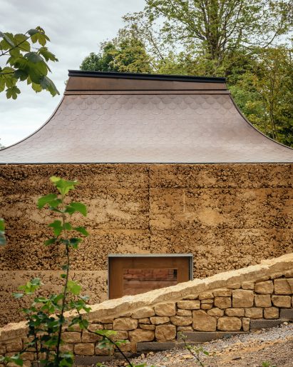 Building with rammed-earth walls