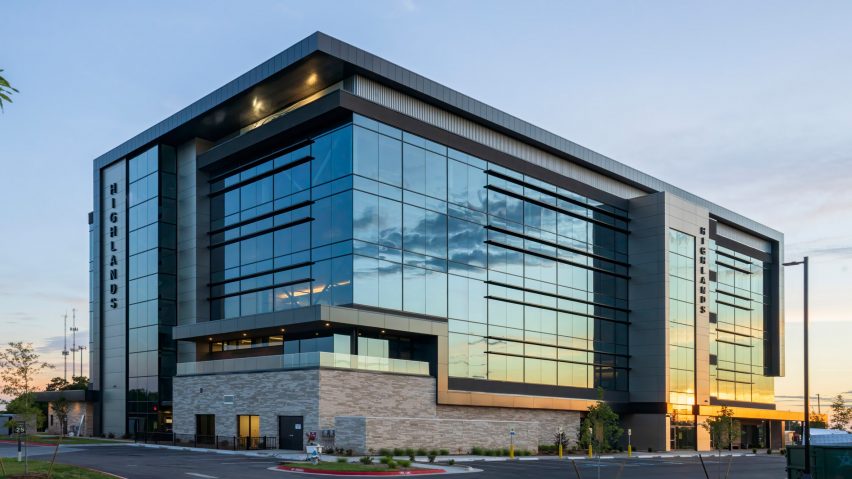 Kawneer glazing systems are designed to improve comfort and wellbeing in healthcare buildings