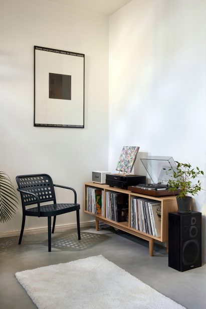 Collection 822's black armchair in living room