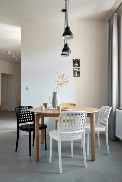 Black, white and yellow 822 chairs in a dining room
