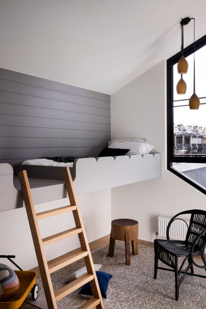 Children's bedroom in house by Angelucci Architects with raised bed and ladder