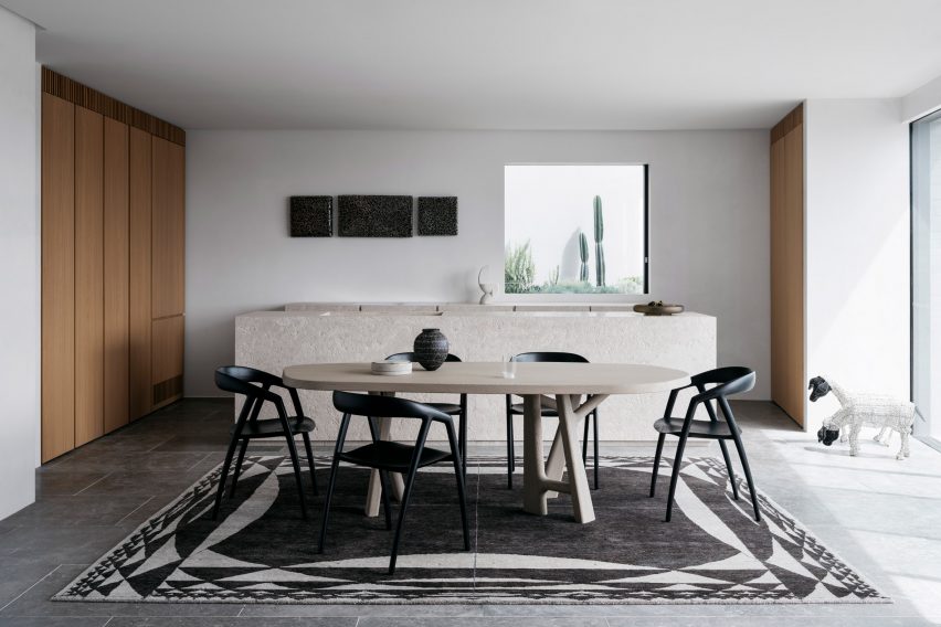 Atelier Andy Carson finishes coastal home in Sydney with stone and bronze