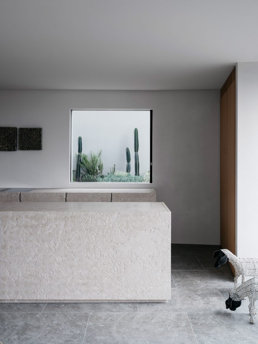 Atelier Andy Carson finishes coastal home in Sydney with stone and bronze